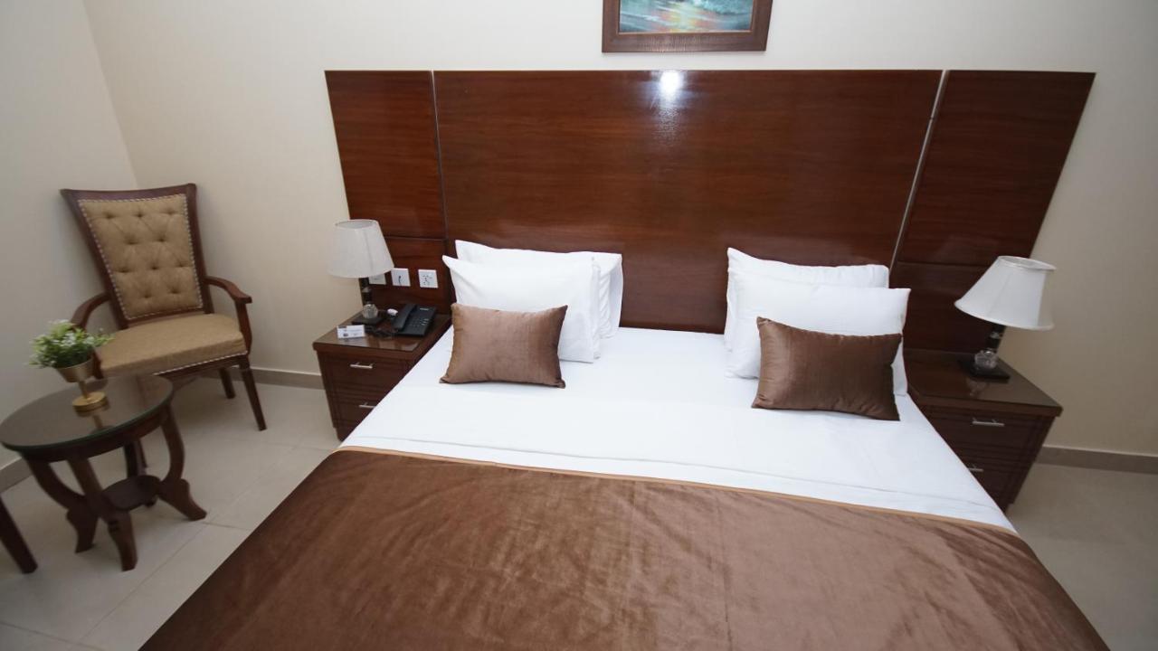 World Inn Hotel การาจี ภายนอก รูปภาพ